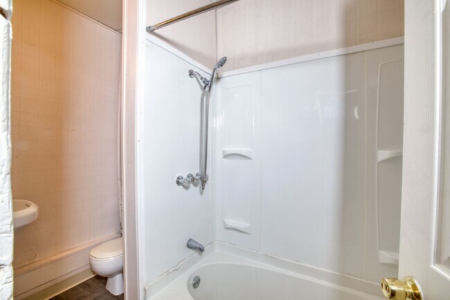 Building Photo - 2 bedroom 1 bath available ASAP