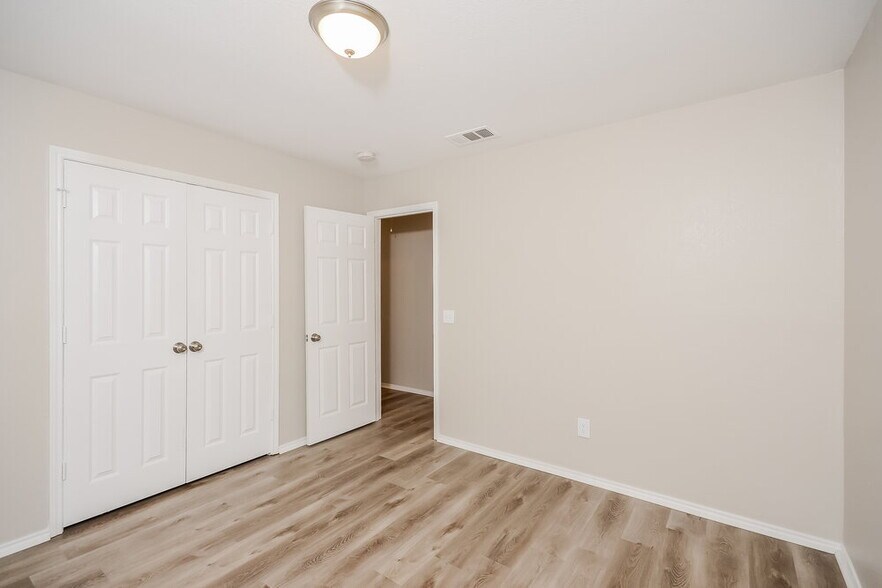 Building Photo - 104 S Rolling Meadow Dr