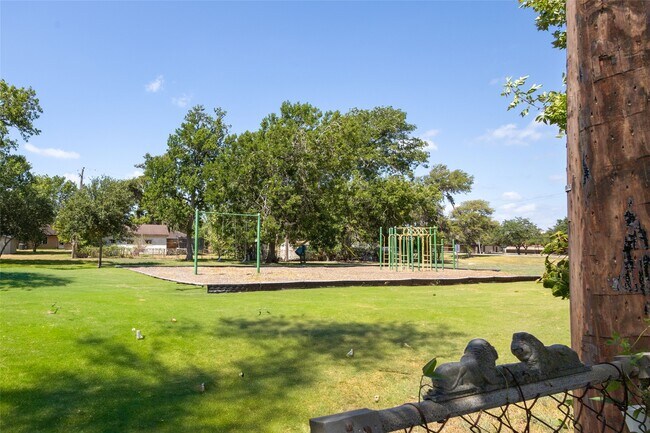 Building Photo - 106 Mimosa St