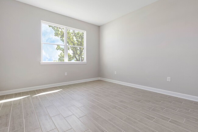 Building Photo - Spacious rooms, modern finishes, and all t...