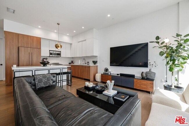 Building Photo - 1251 N Formosa Ave