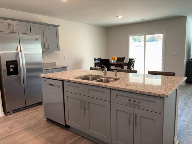 Building Photo - 4 Bedroom, 2 Bathroom House in Trinity!