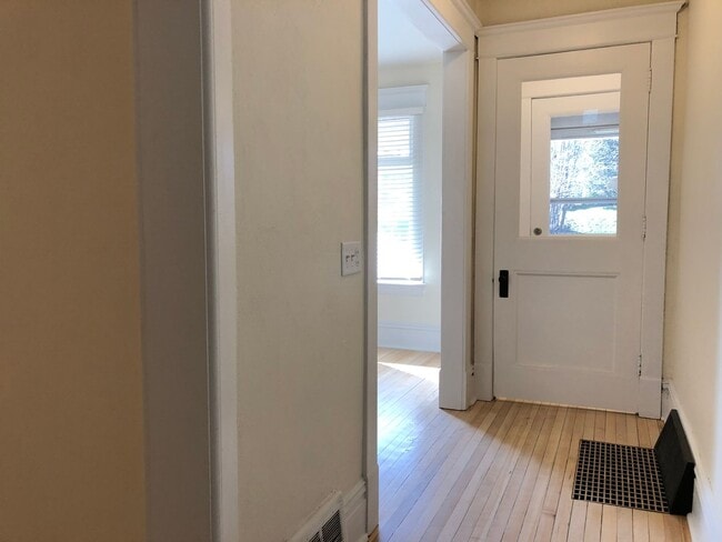 Building Photo - Amazing Vintage Townhouse. Uber Convenient...