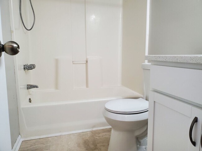 Building Photo - 3 bedroom, 2 bath off of White Bluff!