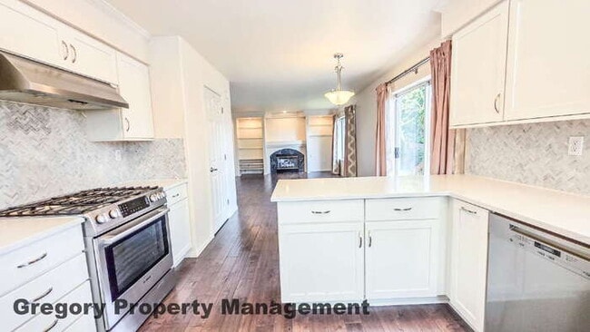 Building Photo - Light and Bright Home in the Desirable Upland View Neighborhood