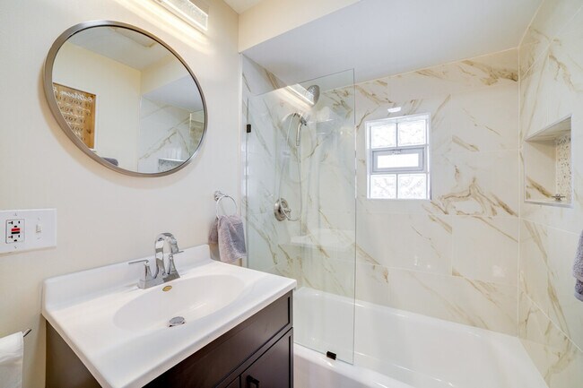 Building Photo - 9830 S Yates Ave