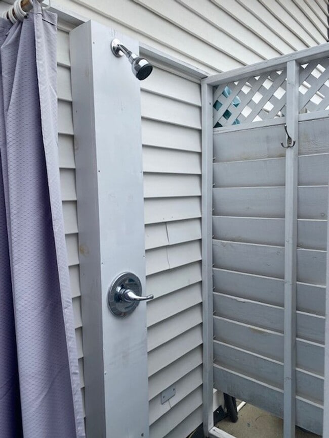 Building Photo - Beautiful Home w/ Pool - Country Oaks Subdivision