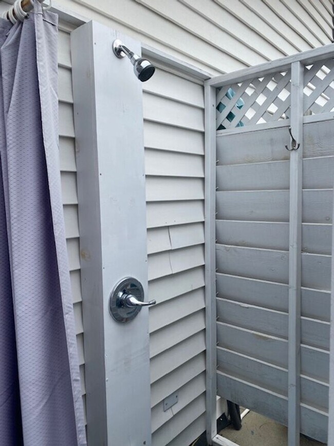 Building Photo - Beautiful Home w/ Pool