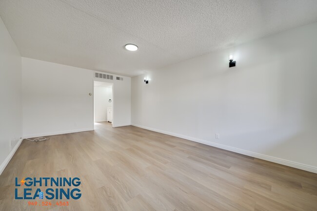 Building Photo - 14632 Magnolia-204D