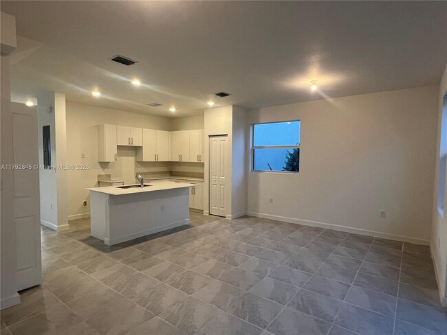 Building Photo - 106 NW 11th Ct