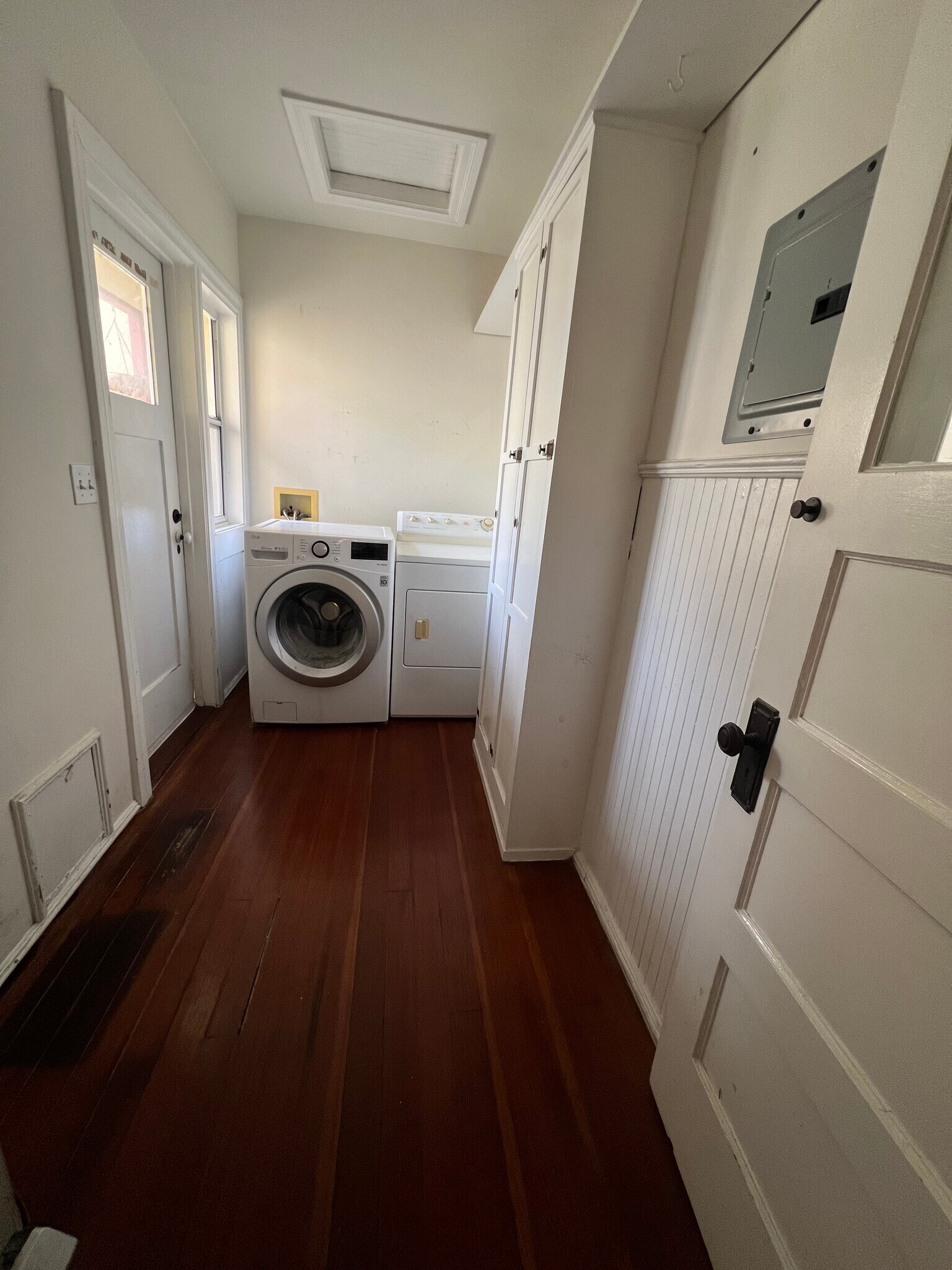 Laundry room - 502 1/2 N Heliotrope Dr