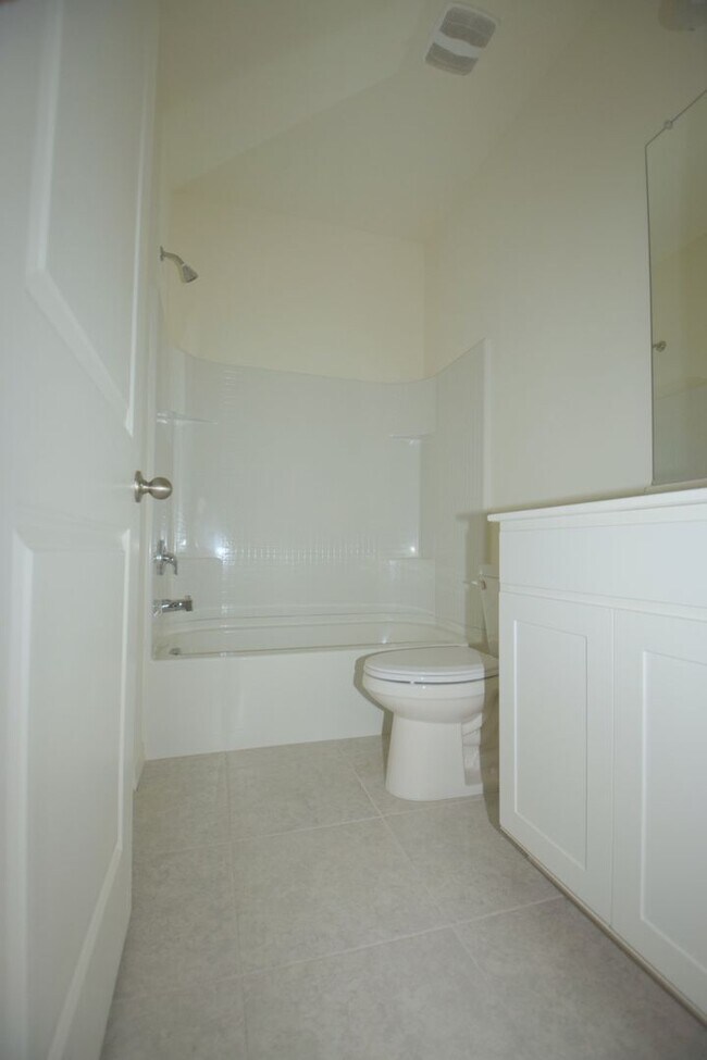 Building Photo - Practically new 4 bed 3 bath home in Mission Royale!