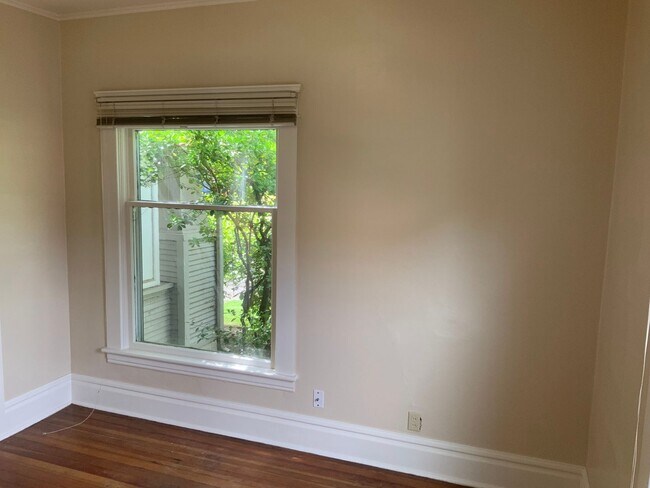 Building Photo - 2 Bedroom Unit in Triplex Near Downtown and Campus