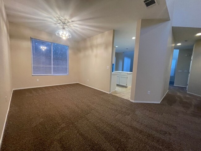 Building Photo - Wonderful Home Close to Shopping and Public Transportation.