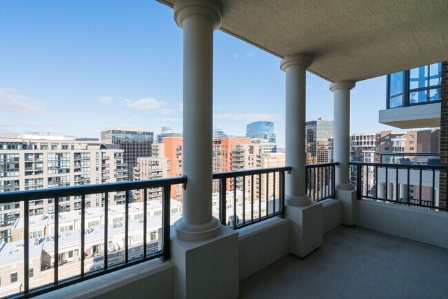 Building Photo - 1600 N Oak St