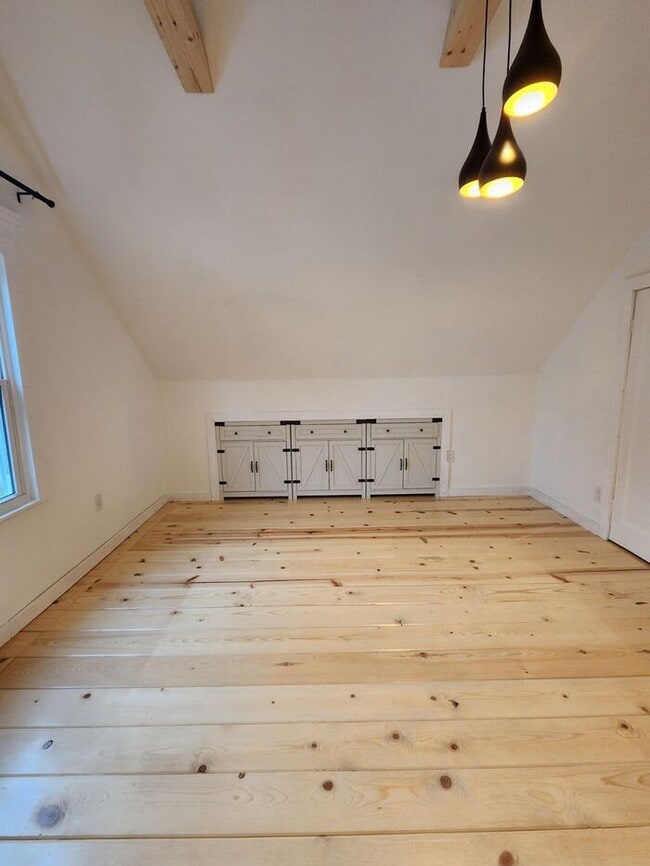 Building Photo - Beautiful and Spacious 3BR 2BA Home w/ Remodeled Kitchen • Patio & Fenced Yard in St. Matthews