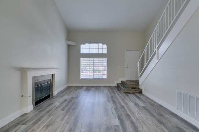 Building Photo - Stylish 2-Bedroom Townhome in Henderson!