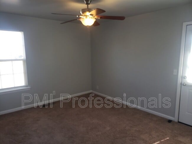 Building Photo - 1444 Benley St