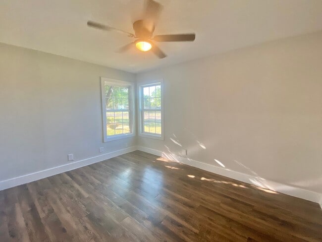 Building Photo - Pre- leasing now for 3/2 home near Maxey Park and Covenant Hospital