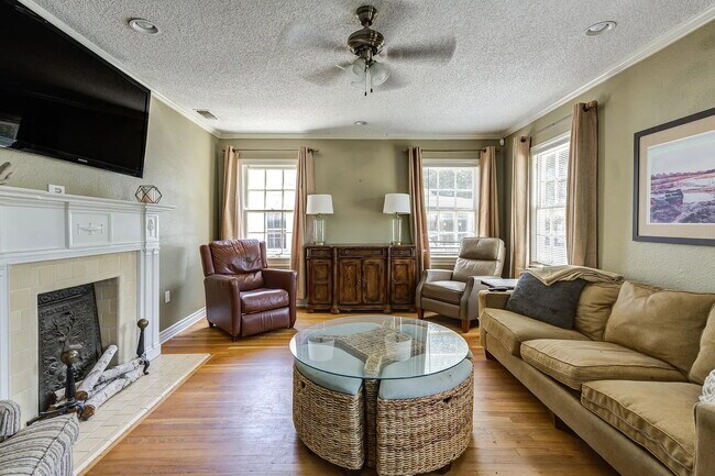 Building Photo - Spacious Home with Modern Upgrades Near Te...