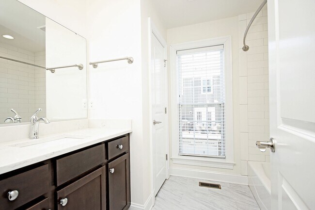 Building Photo - Light-Filled, Dog-Friendly Old Trail Townhome
