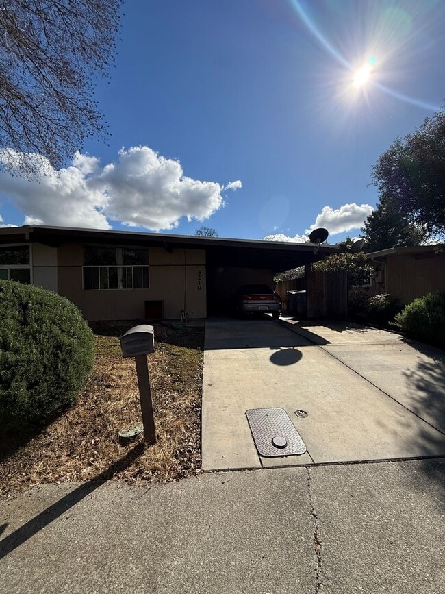 Building Photo - Charming 3 bedroom, 2 bathroom duplex in West Davis.