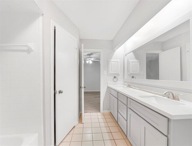 Building Photo - 23227 Timberbrook Dr