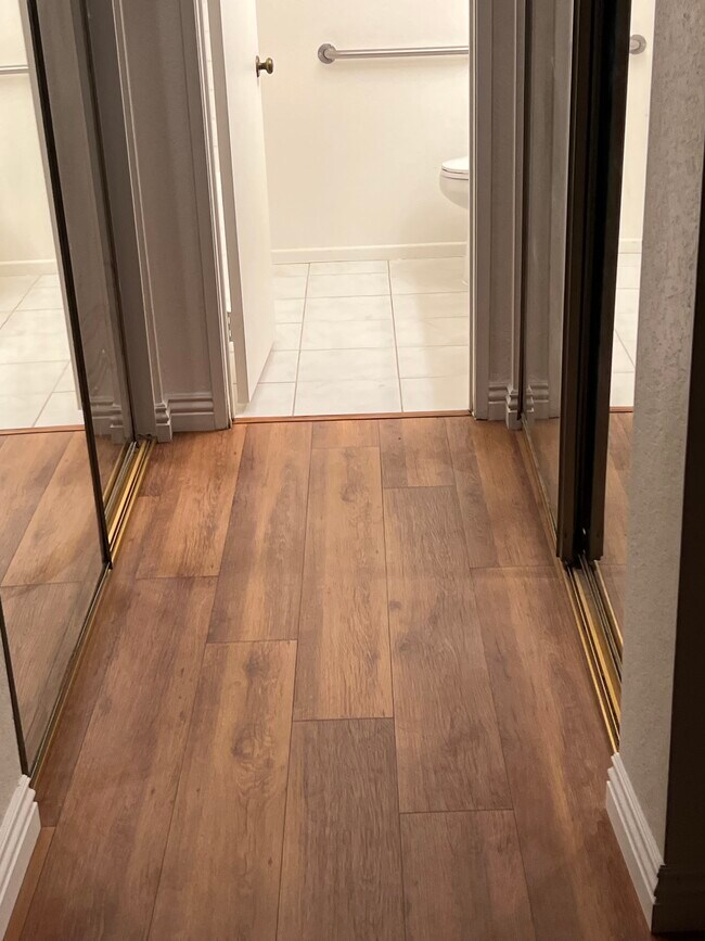 Building Photo - 3855 Thorncroft Ln