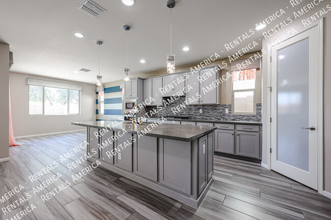 Building Photo - 3090 S Jasmine Dr