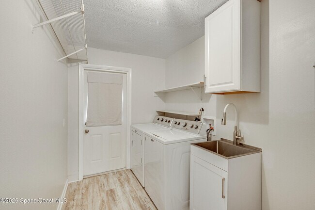 Building Photo - 490 Park Ave