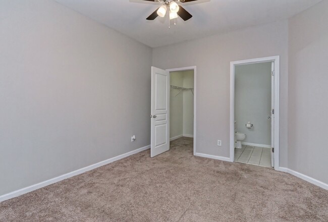 Building Photo - End-Unit 3br/2.5bth Townhome in Villages o...