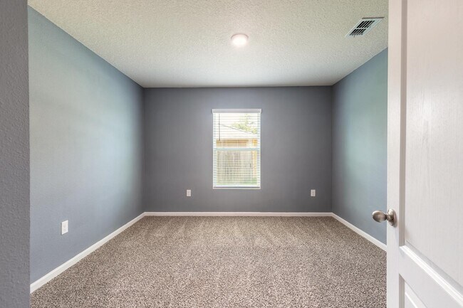 Building Photo - 109 Persimmon Dr