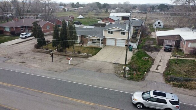 Building Photo - 3 bdrm 3 bath Home 2 car Garage 1.8 Acres Horse property. All Utilities included.