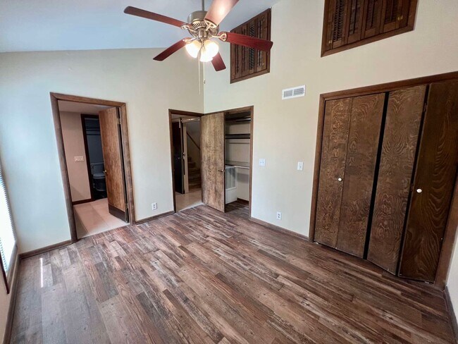 Building Photo - Cabin Style Home on Equestrian Farm *Priva...