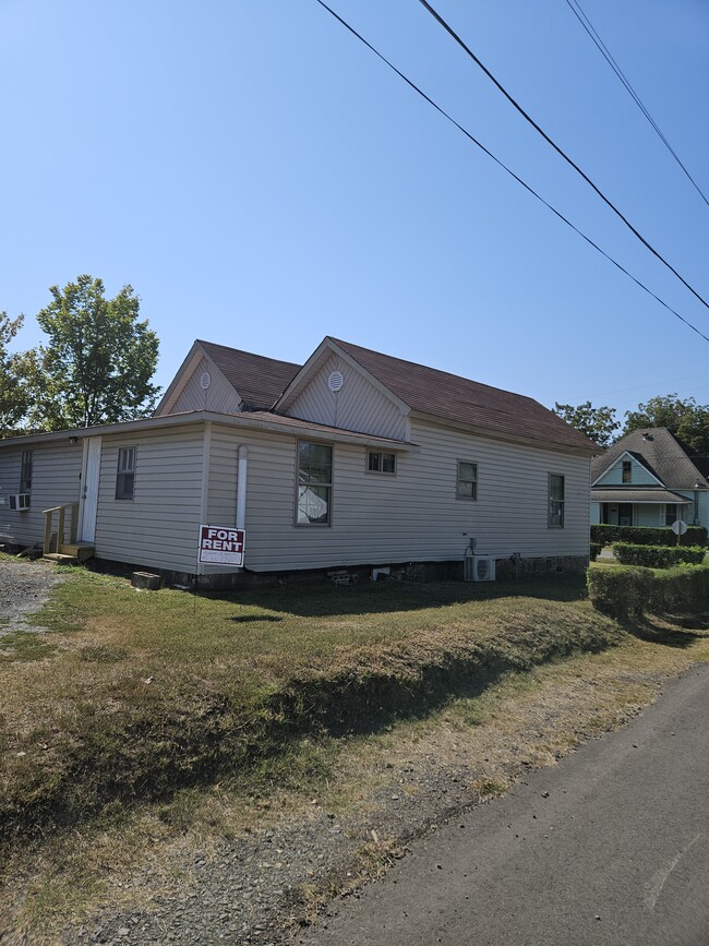 Building Photo - 318 N Chestnut St