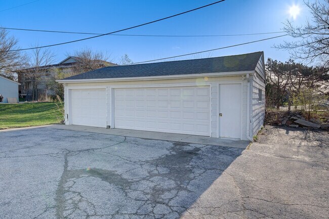 Building Photo - 2421 Saratoga Rd