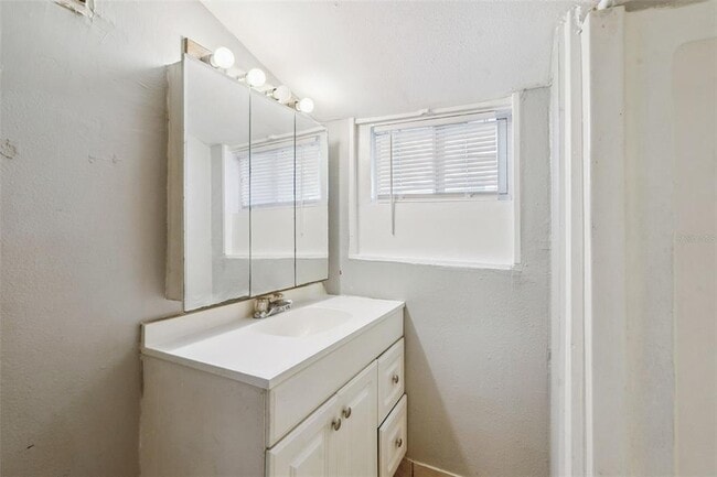 Building Photo - 113 S Grove St