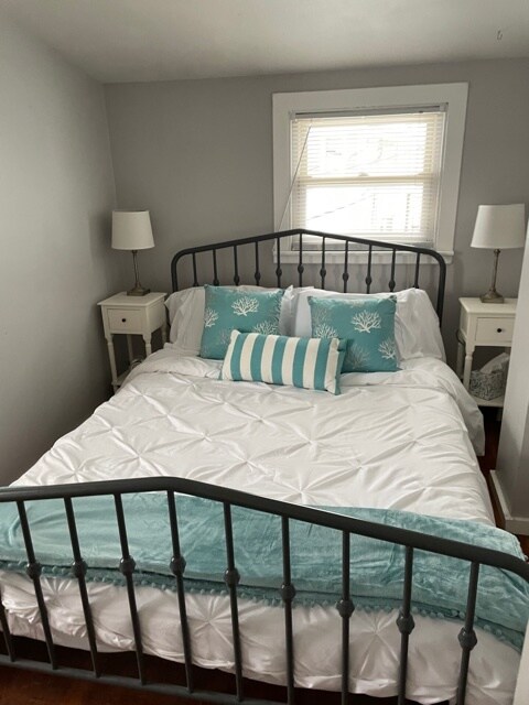 Queen bed with views of the water - 266 Cosey Beach Ave
