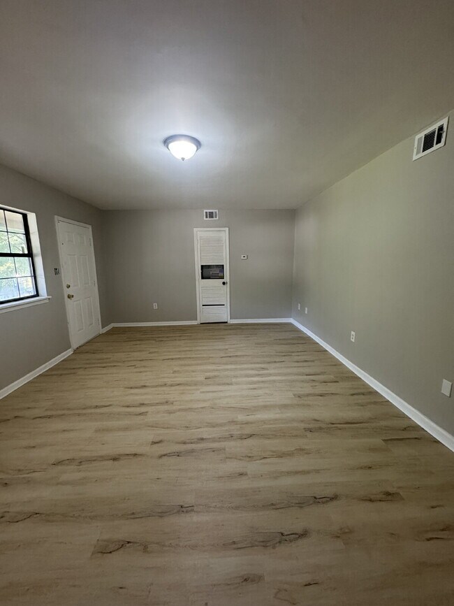 Building Photo - Renovated 3-Bedroom Ground-Floor Apartment