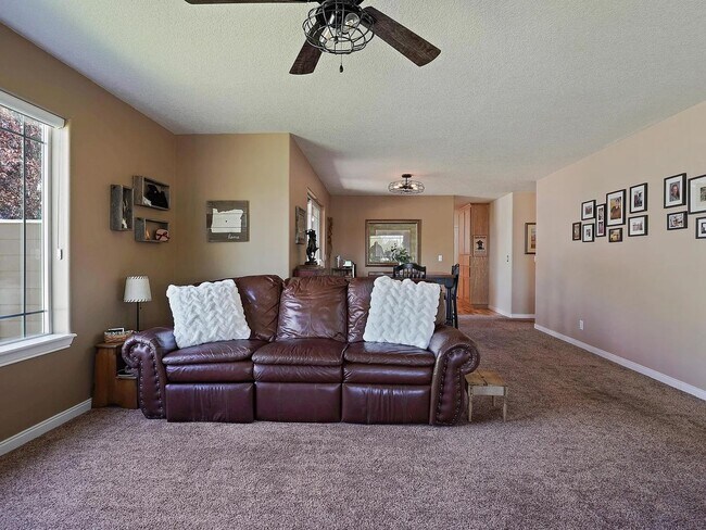 Building Photo - Spacious Prineville Home with Large Backyard!