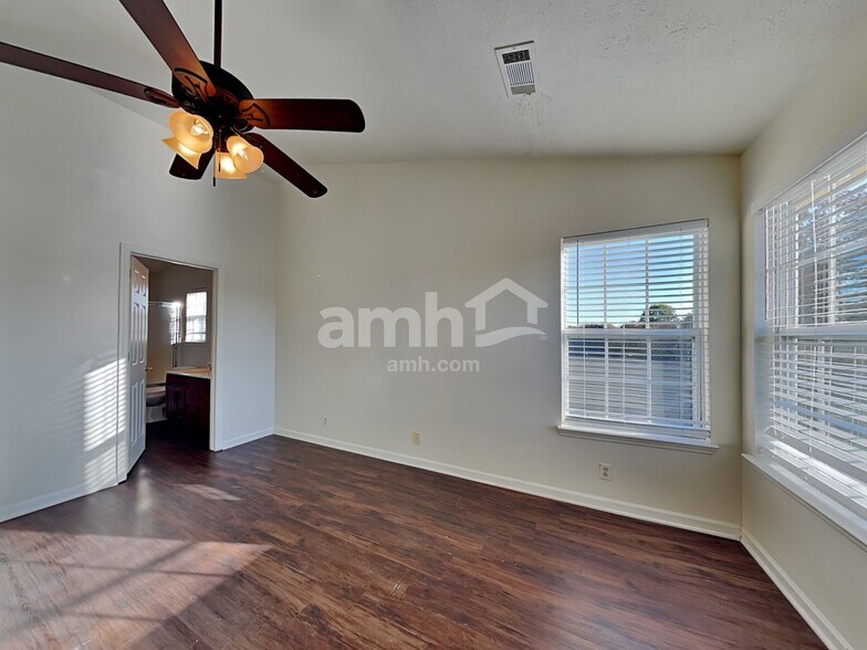 Building Photo - 2805 River Bend Dr