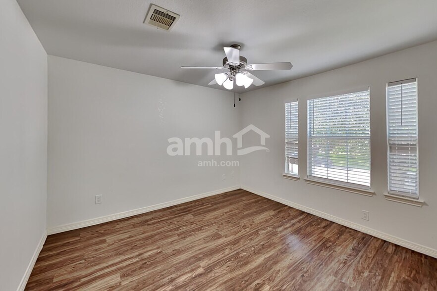 Building Photo - 26949 Carriage Manor Ln