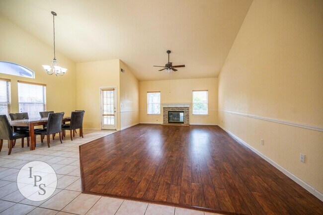 Building Photo - SOLAR!!!!  Fresno NorthEast Home, 4BR/2.75...