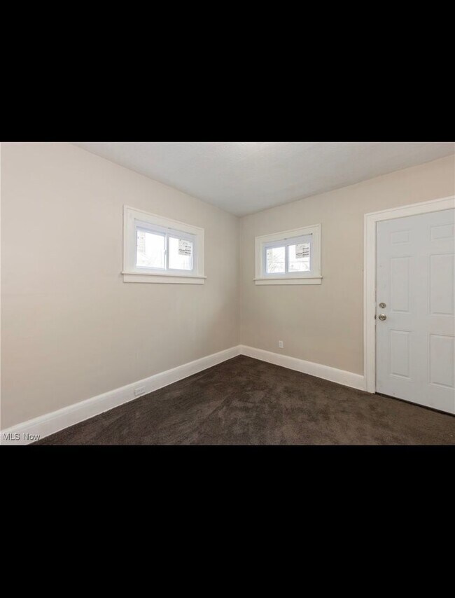 Building Photo - Charming 4-Bedroom Property in Prime Location