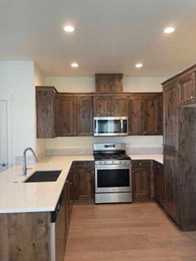 Building Photo - End unit Pahlish Townhome!