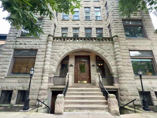 Primary Photo - 549 W Belden Ave