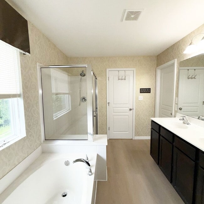 Building Photo - 569 Parkgate Dr