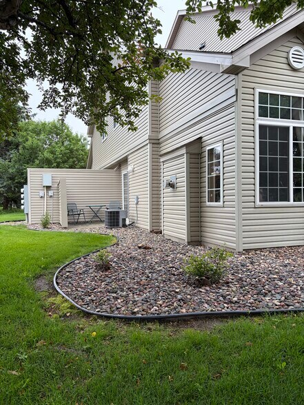 Building Photo - 2336 Oakridge Cir
