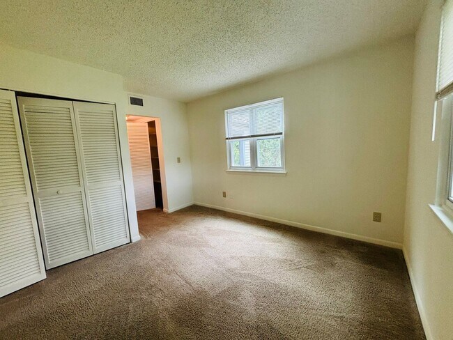 Building Photo - 1315C Henry Ln