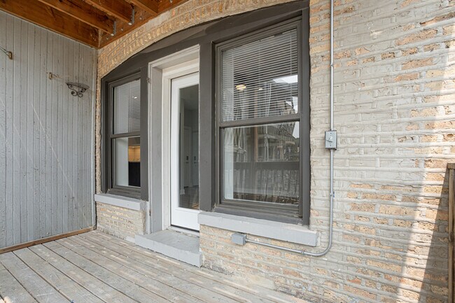 Building Photo - 1243 W Morse Ave